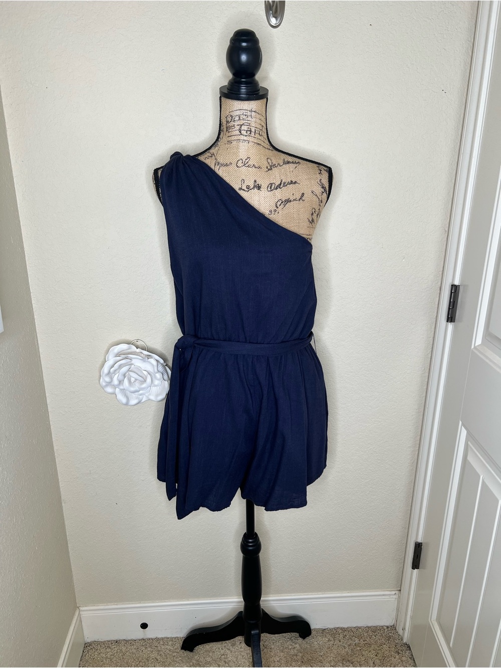 NTM: AUTOMET XL Navy One Shoulder Linen Blend Tie Waist Romper